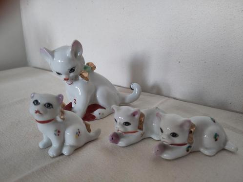 Vintage kattenbeeldjes met goudkleurige strik, Verzamelen, Beelden en Beeldjes, Gebruikt, Dier, Ophalen of Verzenden