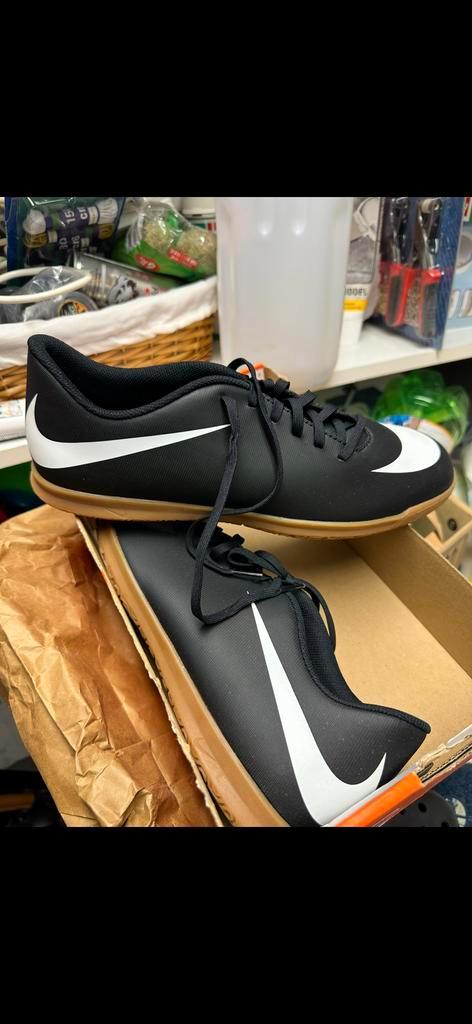 Nike Bravata II IC - Maat 46 - Nieuw in doos, Kleding | Heren, Schoenen, Nieuw, Sportschoenen, Zwart, Ophalen