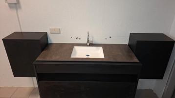 Badkamermeubel met wastafel en zijkasten beschikbaar voor biedingen