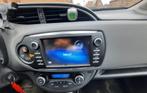 Toyota Yaris 1.5 Hybrid 100pk CVT 2019 Rood, Auto's, 1497 cc, 4 cilinders, Leder en Stof, Origineel Nederlands