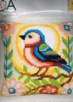 Cado CdA borduurpakket  kussen  kleurig vogeltje, Hobby en Vrije tijd, Borduren en Borduurmachines, Ophalen of Verzenden, Nieuw