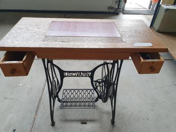 Naaimachine Husqvarna in traptafel beschikbaar voor biedingen