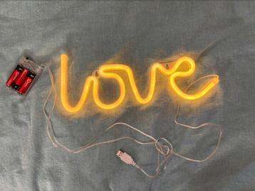 Neon verlichting Love en Vlam beschikbaar voor biedingen