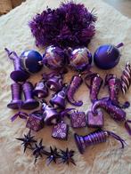 Paarse kerstballen en slinger, Ophalen