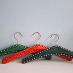 3 vintage kledinghangers met studs, Kleding | Dames, Kledinghangers, Ophalen of Verzenden, Gebruikt, Overige materialen, Kinderen en Volwassenen