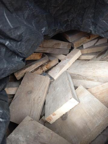 meerdere bigbags met brandhout, haardhout, vurenhout