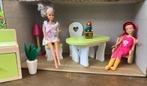 Barbie Meubels  van hout & twee Poppen, Kinderen en Baby's, Speelgoed | Poppen, Ophalen of Verzenden, Gebruikt, Barbie