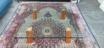 Salontafel uit glas 110x110 houten poten  beschikbaar voor biedingen