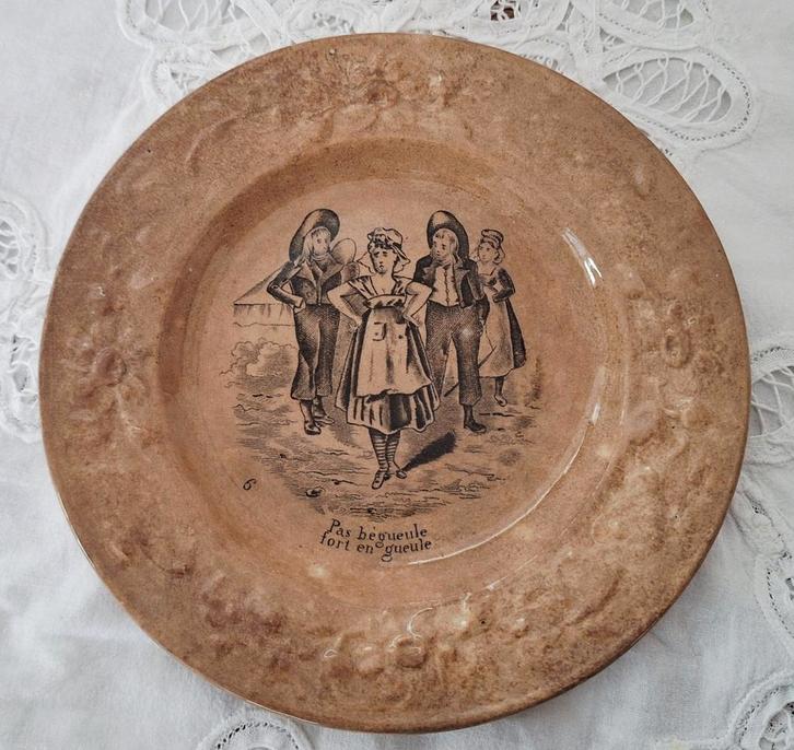 Zwaar beboterd bord, assiette parlante, Antiek en Kunst, Antiek | Servies los, Ophalen of Verzenden