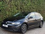 Volkswagen Polo 1.0 TSI Life CarPlay ACC Automaat, Auto's, Stof, Gebruikt, Zwart, 1096 kg