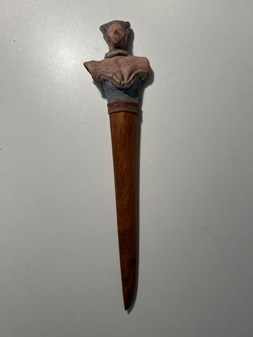 Houten dolk met figuur beschikbaar voor biedingen