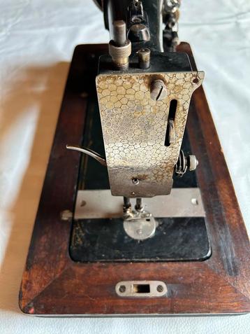 Antieke Vesta Naaimachine in Kist beschikbaar voor biedingen