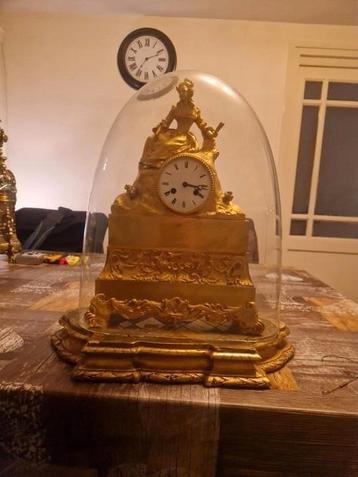 Vuurverguld pendule klok met stolp  beschikbaar voor biedingen