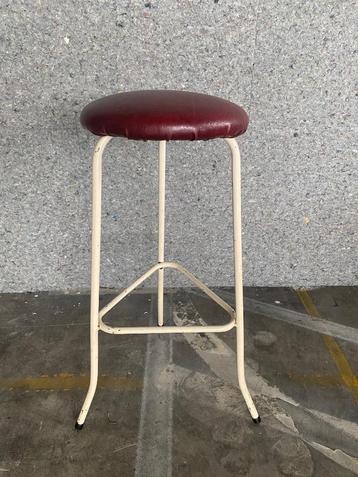 Vintage kruk beschikbaar voor biedingen