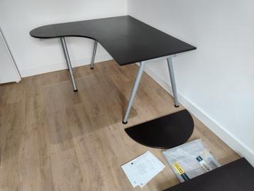 Galant bureau met diverse onderdelen