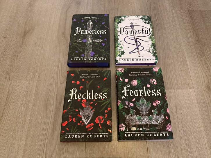 Powerless Serie - Lauren Roberts [Waterstones], Boeken, Fantasy, Zo goed als nieuw, Ophalen of Verzenden