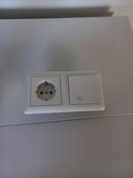 Gratis Gira wandcontactdoos stopcontact / schakelaar, Doe-het-zelf en Verbouw, Elektra en Kabels, Ophalen, Zo goed als nieuw, Stopcontact
