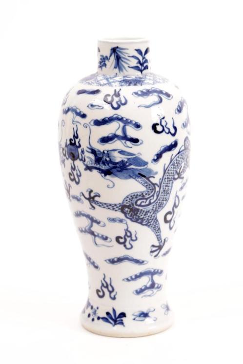 Chinees Porselein Kangxi vaas met draken gedecoreerd, Antiek en Kunst, Antiek | Porselein, Ophalen of Verzenden