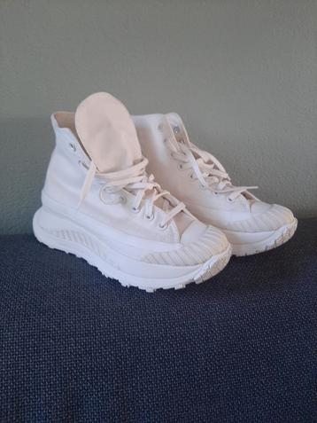 als nieuw....sneakers mt 40 Converse beschikbaar voor biedingen