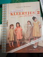 Zelfgemaakte kleertjes voor toffe meisjes 2, Ophalen of Verzenden, Gebruikt, Paspop