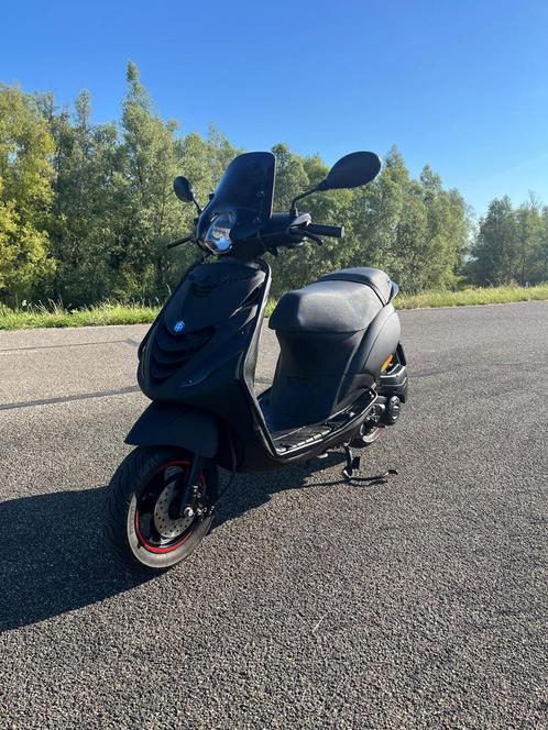 Piaggio 2021 brom mat zwart inruilkoopje, Fietsen en Brommers, Scooters | Piaggio, Gebruikt, Zip, Maximaal 45 km/u, Benzine, Ophalen