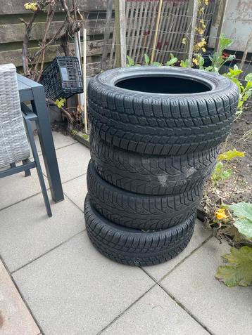 4x Winterbanden 205/55R16  ruim 8mm profiel  zo goed als new beschikbaar voor biedingen