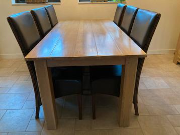 Massief licht eiken eettafel + 6 Lloyd Loom stoelen beschikbaar voor biedingen