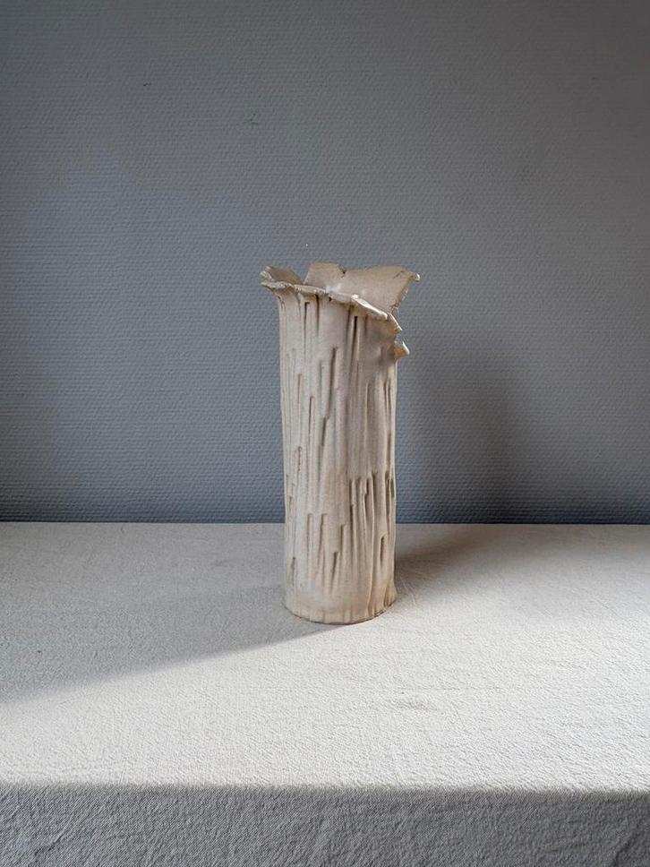 Vintage handmade gesigneerde ceramic beige  vaas h25cm, Huis en Inrichting, Woonaccessoires | Vazen, Zo goed als nieuw, Overige kleuren