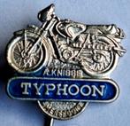 Motormerkspeldje TYPHOON (A, Knibbe-Amersfoort), Verzenden, Zo goed als nieuw, Merk, Speldje of Pin