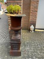 Gietijzeren bloempot + sokkel, Ophalen of Verzenden, Zo goed als nieuw