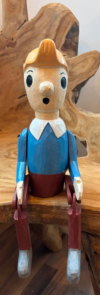 Handgemaakte houten zittende pop - KUIFJE, Antiek en Kunst, Kunst | Beelden en Houtsnijwerken, Ophalen of Verzenden