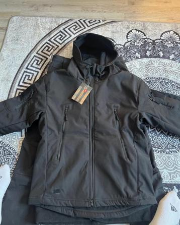 Donker outdoor tactical pak, broek, trui en jas beschikbaar voor biedingen