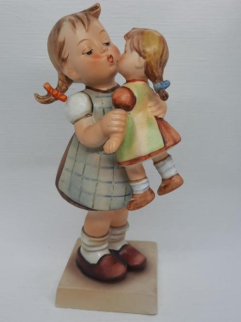 goebel hummel nr 311 "Kiss me" (groot)  TMK3, Verzamelen, Beelden en Beeldjes, Zo goed als nieuw, Hummel, Ophalen of Verzenden