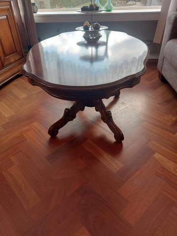 Houten Salontafel met Bewerkt Onderstel beschikbaar voor biedingen