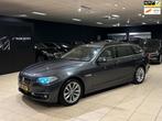 BMW 5-serie Touring 525xd High Exe /PANO/HUD/ACC/LEDER/Deale, Auto's, Automaat, 4 cilinders, 2000 kg, Diesel