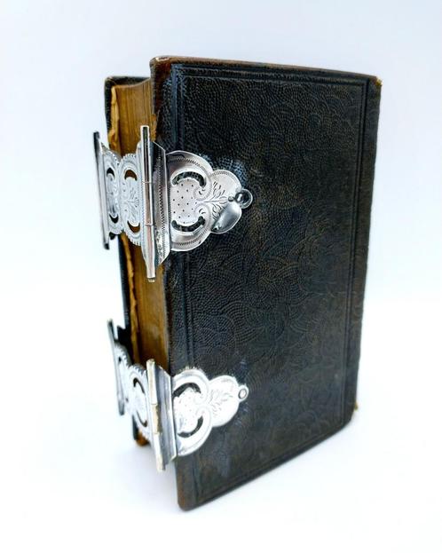 Bijbel met zilveren sloten, Nobel / Schoonhoven 19 eeuws, Antiek en Kunst, Antiek | Boeken en Bijbels, Verzenden