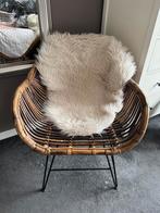Mooie rieten stoel met vachtje, Huis en Inrichting, Stoelen, Ophalen, Zo goed als nieuw, Bruin, Eén