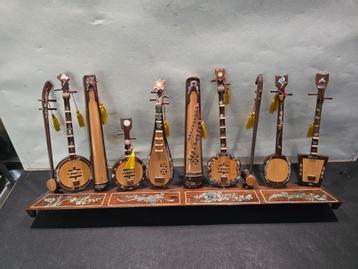 houten plankje met 10 verschillende  strijkinstrumenten  beschikbaar voor biedingen