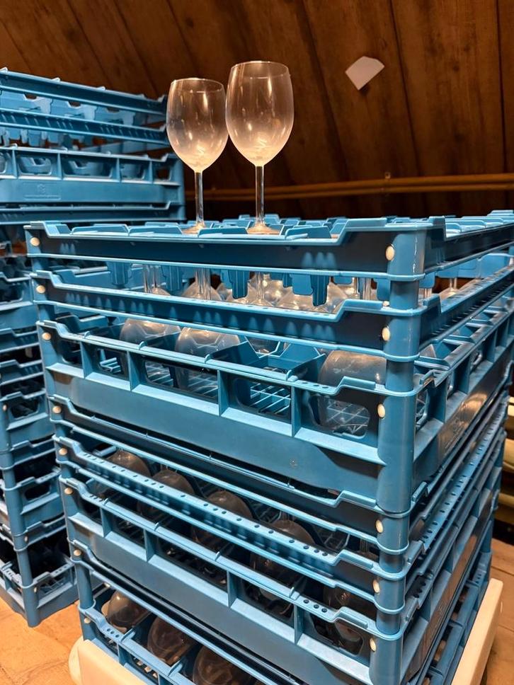 Wijnglazen in krat, Huis en Inrichting, Keuken | Servies, Zo goed als nieuw, Glas of Glazen, Overige stijlen, Glas, Ophalen