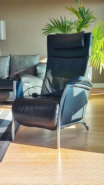 Zwarte lederen relaxfauteuil beschikbaar voor biedingen