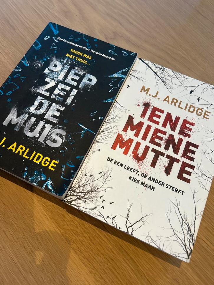 2 M.J. Arlidge Thrillers: piep zei de Muis & Iene Miene Mutt, Boeken, Thrillers, Zo goed als nieuw, Nederland, Ophalen of Verzenden