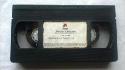 Bassie & Adriaan en de plaaggeest Delen 1 en 2 VHS 1996, Cd's en Dvd's, VHS | Kinderen en Jeugd, Kinderprogramma's en -films, Alle leeftijden
