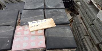 70 Tegels 30 x 30 met rubberlaag erop. beschikbaar voor biedingen