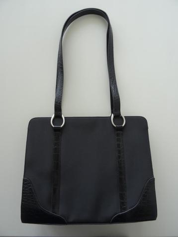 Damestas met heel veel opbergruimte (nieuw) beschikbaar voor biedingen