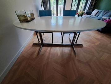 Ovale houten eettafel 190x110 centimeter  beschikbaar voor biedingen