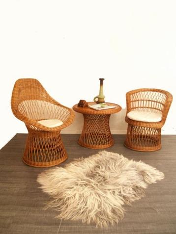 Jaren 70 rotan set - 2x stoelen met tafeltje vintage design beschikbaar voor biedingen