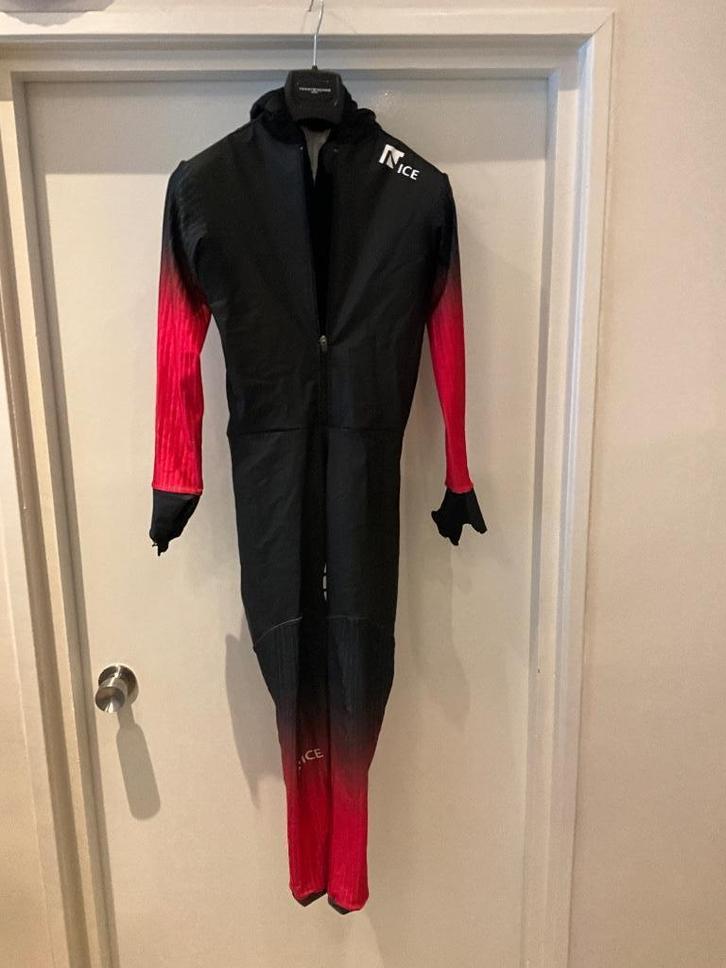 Nice Power X rubber schaatspak rood maat M, Sport en Fitness, Schaatsen, Zo goed als nieuw, Overige typen, Overige merken, Ophalen of Verzenden