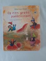 Op een grote paddenstoel., Ophalen of Verzenden, Gelezen