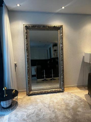 Klassiek model Spiegel beschikbaar voor biedingen