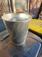 Metalen emmer met houten handvat, Ophalen, Gebruikt, IJzer, Met handgreep